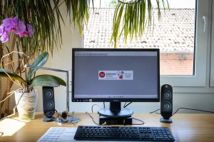 Büroarbeitsplatz mit Monitor und Essmann Wägeprogramm EWP