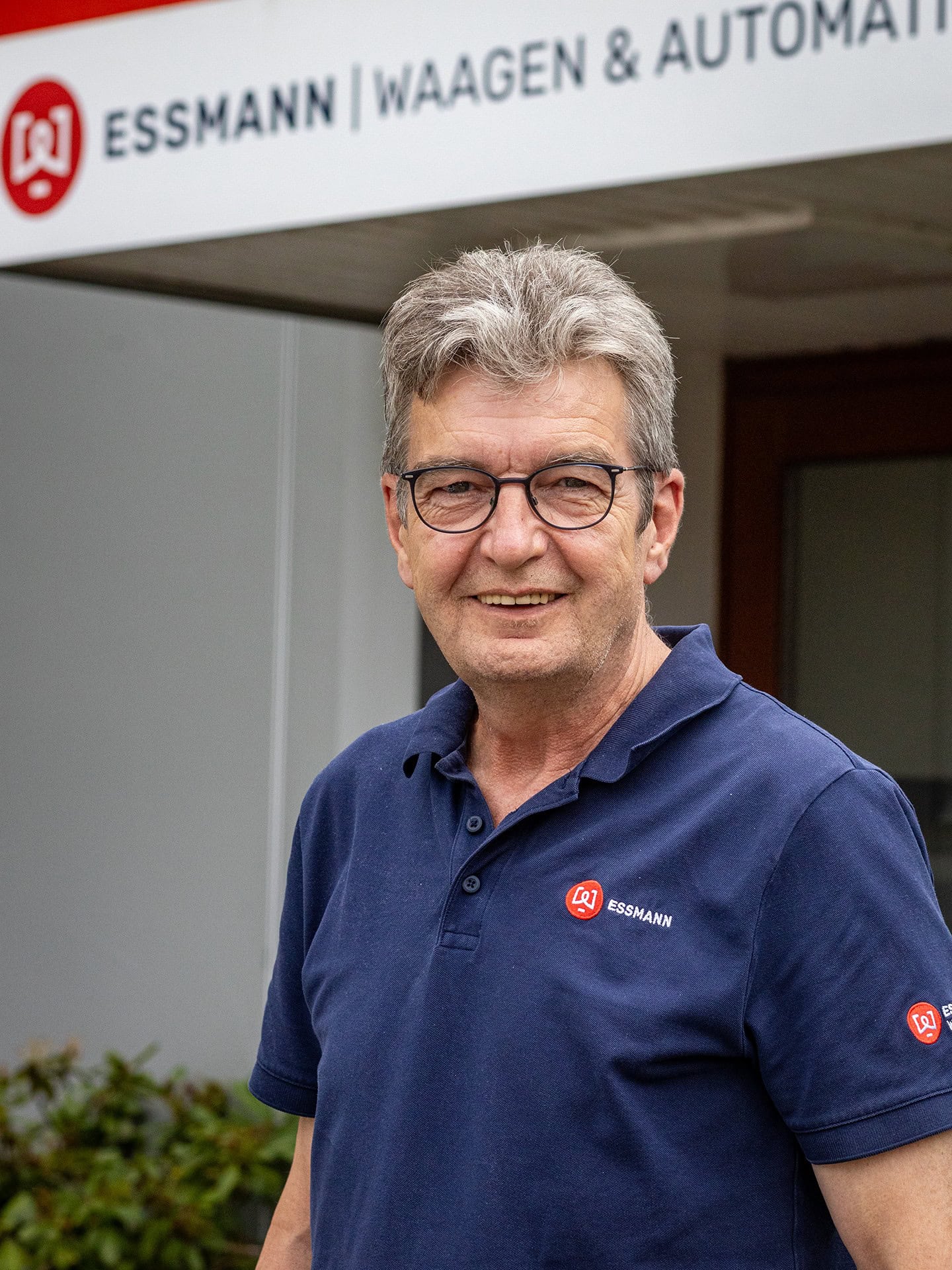 Mitarbeiter von Essmann Waagen & Automatisierung lächelt
