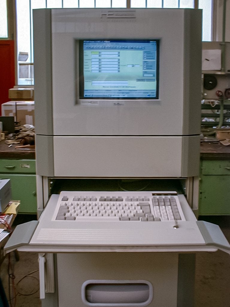 Industrieller Computerarbeitsplatz mit Monitor und Tastatur in Werkstatt