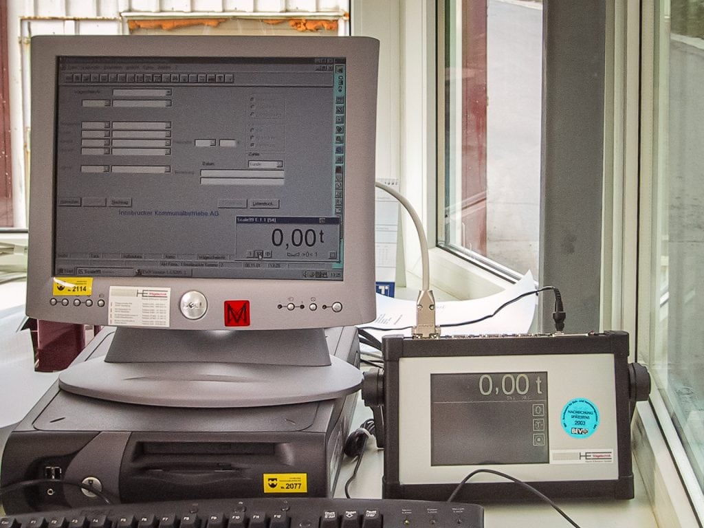 Wiegestation mit Monitor und digitalem Wiegeterminal