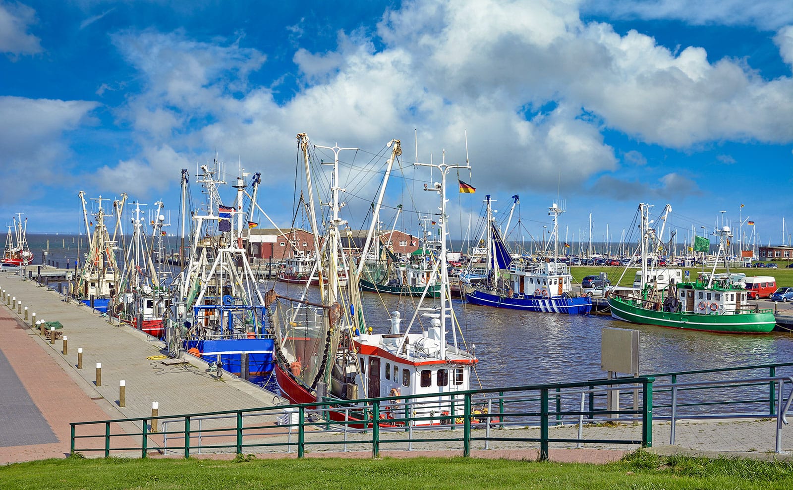 Vissersboten in een Duitse Noordzeehaven onder een blauwe hemel