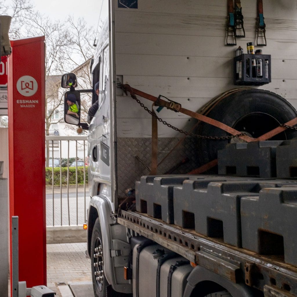 Lkw mit Ladung fährt über Essmann Fahrzeugwaage
